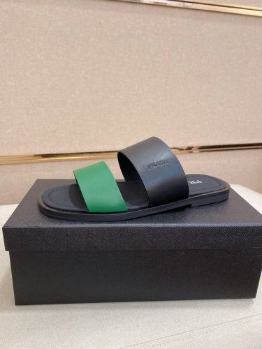 工厂p价 prada 拖鞋 顶级代购 男士春夏拖鞋专柜同步 鞋面意大利进口牛皮搭 标志图形高品质工艺 鞋底 原厂特供原版底 独家活动成型底超级舒适 原厂跟单货