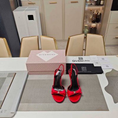 纪梵希 最新官方包装配套 25年G纹粉色爱心磁铁盒配套 Givenchy225纪梵希夏秋爆款 潮流鼻祖创世之作 为爱铸就 25年秀场主推款式创意斜跟形高跟 奇异
