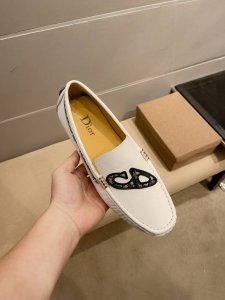实价 Dior 官方新款，意大利名模贵族们爆款，Dior时尚界的佼佼者，无可超越，官方高品质精品高端商务豆豆鞋。明星周杰伦同款，原单正品，采用进口原版牛皮+原版