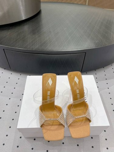 颜值感在线，可甜可咸，巴黎时装走秀款 面料 羊反绒 内里 羊皮 鞋底 牛皮大底 优雅风格 创造不一样的感觉 跟高 10cm 专柜包装 简约气质款式！ show