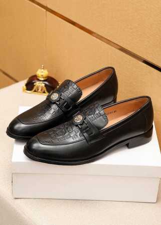 商品商标 Versace 范思哲 休闲皮鞋 正码码数: 38-44 45.46.47订制 商品材料 精选 进口头层小牛皮压花鞋面+奢华五金扣 进口水染牛皮内里 - 点击图像关闭