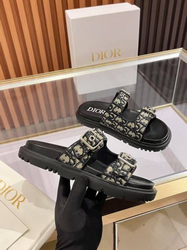 dior经典帆布爆款凉拖 踏入Dior拖鞋的时尚领地，邂逅优雅与舒适的极致融合。鞋面以精湛刺绣工艺，镌刻着Christian Dior Paris标志，细腻针法