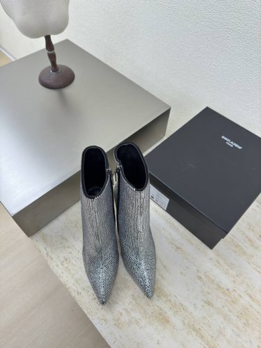 水晶靴 YSL 中筒靴 外销经典 Yvette Saint Laurent圣罗兰logo 精致高跟 黑银色 最懂女人心的杨树林 无死角的美鞋 撑起气场 小羊皮