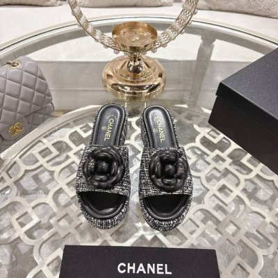 Chanel 2025Ss香奈儿小香风厚底山茶花凉拖鞋 香奶奶家一贯的优雅名媛气质 高级感十足！上脚非常Nice～不管光脚穿或搭配裙装、裤装、都非常百搭！无敌美