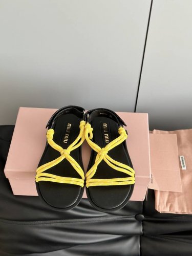 Miumi*新款编绳绳结平底凉鞋 别看简单 工艺每个都很复杂 非常留行的美拉德配色平底鞋，电绣工艺设计、独特风格，非常有质感 钻钻款质感秒杀市场版本。 鞋面原版