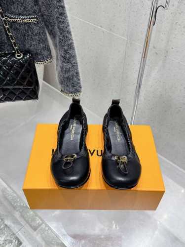 顶级版本 louis Vuitton Lv 2025春夏 锁扣 蛋卷鞋 芭蕾舞鞋 平底单鞋 简约精致 高级感满满 尽显优雅气质 上脚超好看 拉满了夏日美鞋绝绝子