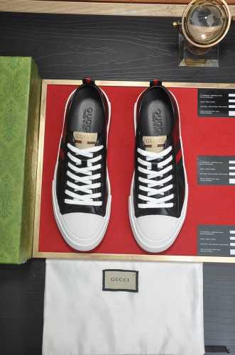 出厂价 Gucci 古奇 官网1:1运动男鞋火爆上市，采用原版布料+水染羊皮内里，再加官网原版1:1舒适大底。时尚百搭，着脚超舒适、透气。标准鞋码38 45 4