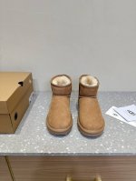 中帮 UGG 油叽叽 秋冬新款 毛毛鞋 棉鞋 真的是必须人手一双！慵懒随性的代表 穿搭上脚真的很高级 上脚包裹感超nice 很舒服，懒人必备，可以搭配衣柜里所有