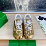 新色 高端版本 原版1:1情侣款 男款加新款上架Bv Orbit运动鞋 王一博同款 情侣款老爹Runner运动鞋，采用轻质科技网布面料。搭配几何图案设计橡胶外底