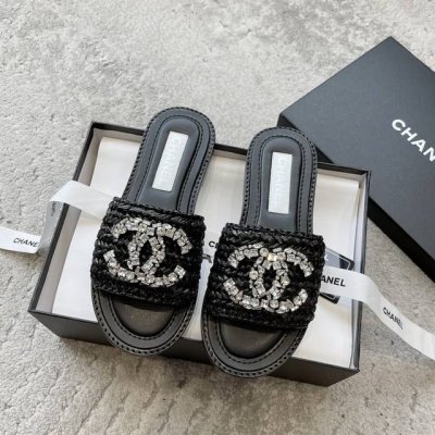 chanel 最美水钻编织拖鞋，大家都很疯狂的囤货，都抢疯了，真的很长草，悠然闲适的魅力，闭眼入系列！ 材质 ①鞋面采用进口拉菲草全手工编织 十分舒适！手工钻饰