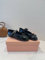310 Miumiu经典芭蕾舞跳舞鞋 完美勾勒线条，休闲逛街四季通勤 进口柔软牛皮材质，内里垫脚羊皮，磨具橡胶大底，质感标配包装 Size 35-39，40订制