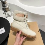 UGG. 新品工装靴 原版购入。一比一复刻 网红同款。秋冬必有入单品 高冷可爱个性十足 面料：头层防水磨砂牛皮材质 内里：纯羊毛 大底：橡胶防滑耐磨 颜色：杏色