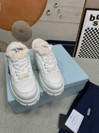 顶级版本 PRADA 普拉达秋冬新款厚底高帮雪地靴鞋这款牛筋底上脚非常舒适，今年非常爆，穿上 增高 休闲两不误，清爽的表现足以表达对鞋子的个个细节的把控， 面料 - 点击图像关闭