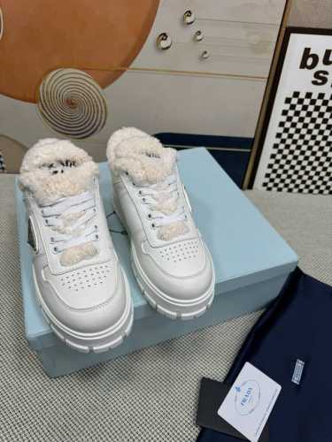 顶级版本 PRADA 普拉达秋冬新款厚底高帮雪地靴鞋这款牛筋底上脚非常舒适，今年非常爆，穿上 增高 休闲两不误，清爽的表现足以表达对鞋子的个个细节的把控， 面料
