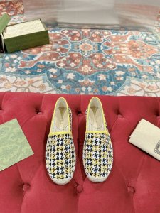 Gucci 早春女士gg装饰园头古奇草编平底新款渔夫拖鞋 全皮鞋面logo款，官网同步，永不过时，超级舒适。 经典条纹logo，绗缝帆布徽标轻便草编麻底渔夫鞋。