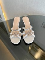 ￥ P350，Gucci 23夏季新款水晶缀饰重工手工编织凉拖鞋 G家这款 “Isa” 凉鞋以袢带构成精致笼形，令双足显得更为精致。镶水晶的金色双 “G” 交扣