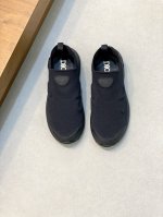 Dior迪奥B30最新男士时尚运动鞋 这款单品从复古慢跑鞋汲取灵感。采用厚实的低帮设计，精选网眼织物拼接鞋面，搭配超轻橡胶发泡鞋底。侧面带有浮雕“Di～R”标志
