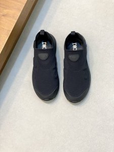 Dior迪奥B30最新男士时尚运动鞋 这款单品从复古慢跑鞋汲取灵感。采用厚实的低帮设计，精选网眼织物拼接鞋面，搭配超轻橡胶发泡鞋底。侧面带有浮雕“Di～R”标志