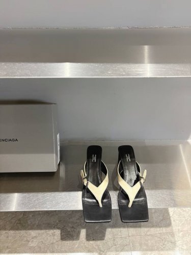 balenciaga巴黎世家高跟方头夹脚人字拖鞋 将时髦发挥到极致的 巴黎世家方头时装鞋 巴黎世家的鞋子绝对开了挂 每一双都想去入 因为真的每一对都自带时髦感