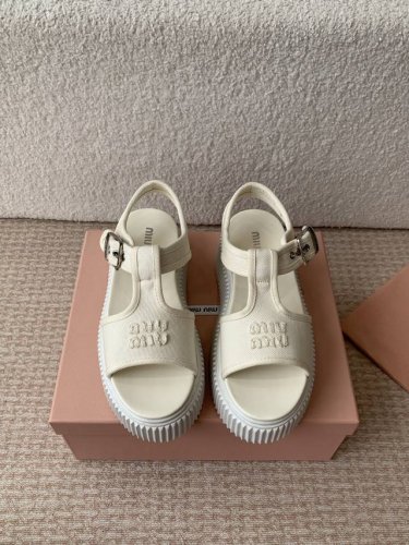 miu Miu 25Ss春夏新款松糕厚底帆布罗马露趾休闲凉鞋 质感非常高级 厚底设计非常容易驾驭穿搭 搭配袜子 更显新潮 ！大长腿利器 超级推荐！ 鞋面采用定制