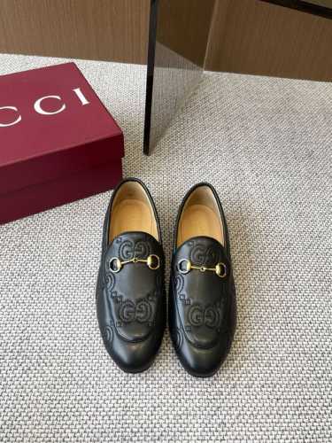 Gucci古驰 Jordaan系列女士乐福鞋 作为Gucci设计传承的杰出代表 马衔扣乐福鞋生动彰显经典优雅格调 这款鞋履甄选黑色漆皮打造，匠心融蕴浅金色调经典