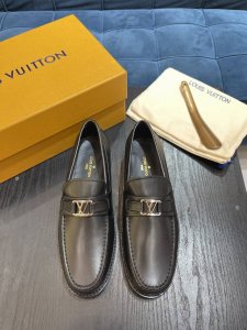 l 本款 Major 乐福鞋结合光滑牛皮革和 Monogram 粒面牛皮革饰边，成就经典构型。Lv 字母点缀手缝鞋面，柔软皮革外底完善整体设计。 Size 39
