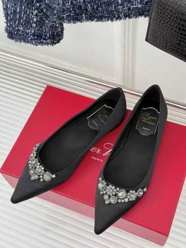厂价 Roger Vivier｜RV经典水钻雪花扣水晶高跟鞋原版定制鞋楦 版型超正超显气质 真是越看越上头那种什么神仙鞋也太美了吧！完全仙女下凡闪闪亮真丝鞋面搭