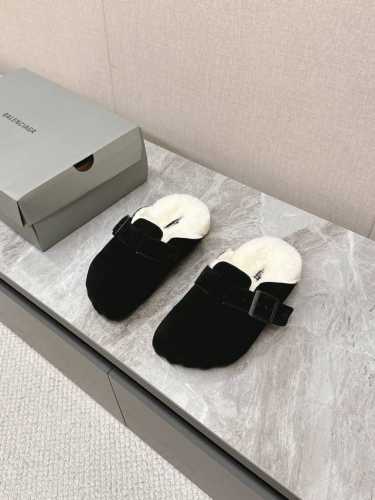 男装10 BALENCIAGA巴黎世家情侣款勃肯拖 出毛里了 Sunday Suede Mule五指勃肯24秋冬秀款勃肯凉拖，五个冲动的脚指印太可爱了，脚感也很