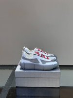Prada 普拉达男士系带皮革休闲运动鞋，鞋面牛皮拼接透气网面打造 柔软舒适透气 鞋舌装饰prada品牌字母标识 橡胶厚底与红标鞋舌相呼应 款式时尚大方 细节精