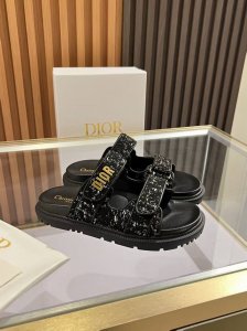 dior经典爆款凉拖 踏入Dior拖鞋的时尚领地，邂逅优雅与舒适的极致融合。鞋面以精湛刺绣工艺，镌刻着Christian Dior Paris标志，细腻针法诉说