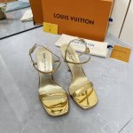 工厂价 LOUIS VUITTON 路易威登 新款一字带凉鞋鞋面：漆皮内里：羊皮 鞋底：意大利真皮大底 跟高：9.5cm码数：35-42