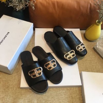 鱼嘴 P300。包头款 P330。 Balenciaga高品质早春秀场明星网红爆款，鞋面小牛皮。内里顶级混种羊皮，意大利进口A级真皮注塑大底，包头款水台原版开模