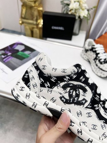 香奈 Chanel 休闲运动鞋，巴黎时装周 Chanel 走秀款，意大利购入原版鞋1：1制作，面料：原版订做高丝光绒面小牛皮3D立体印花工艺，原版1厘米厚原版活