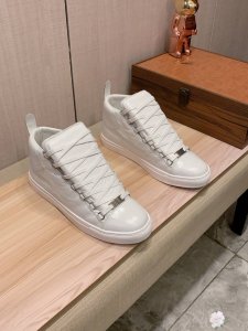 高帮新款: 厂价 巴黎世家* 最新爆款休闲鞋，顶端品牌奢侈～代购，顶级～质量。鞋面選用进口透气牛皮搭配材质透气羊皮垫脚 精细做工。原版个性时尚柔软橡膠耐磨防滑大