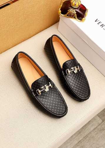 商品商标：Versace 范思哲 豆豆鞋 正码码数: 38-44 45.46订制 商品材料：精选 进口小牛皮压花鞋面+奢华五金扣，进口水染猪皮内里。强烈立体视觉