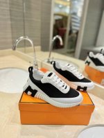 出厂价 男女同价 市面最高版本 爱马仕2024爆款 情侣款 大底:采用ip+Tpu 多色字母 德国技术照射机无缝组合 原单品质工艺 ，轻盈舒适，运动休闲两不误