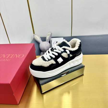 顶级版本： 高端货 Valentino华伦天奴GARAVANI OPEN DISCO 铆钉 厚底 休闲 运动鞋 增高 小白鞋 原版购入开发 做货 V家经典系列 - 点击图像关闭