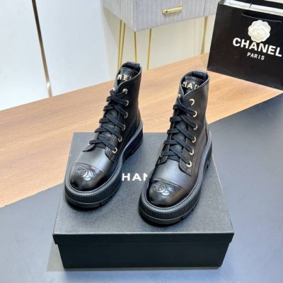 顶级版本 CHANEL 香奈儿秋冬新款厚底短靴马丁靴、小香双C简约系带短靴！ 认准我家细节实拍注意区分普通版 专柜同步！！本系列现已登陆发售！！原版购入开发！