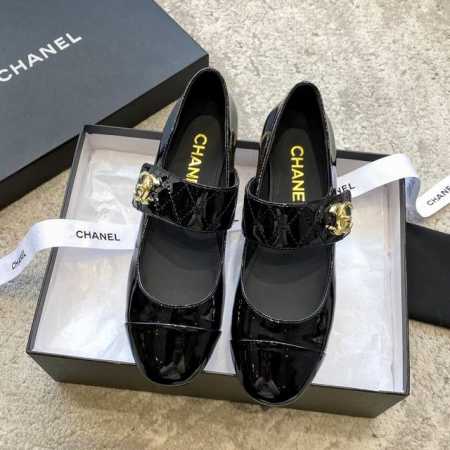 Chanel｜小香经典菱格玛丽珍漆皮玛丽珍 对它一见钟情 不夸张哦～ 这大概就是小香的魅力 总是很懂女生 虽然看上去很冷但配上黑丝袜特有感觉 专柜还没上我就已经 - 点击图像关闭