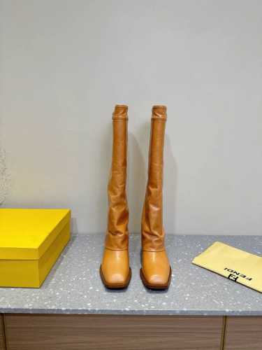 FENDI 芬迪 24ss秋冬新款 木纹粗跟 裤筒靴 长靴 芬迪木纹粗跟设计灵感改创于今年秀场的主推系列鞋履。 近两年最流行的方头元素，靴子的裤筒工艺 木纹喷涂