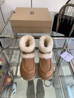 UGG 24ss官网同款雪地靴机车靴 超显瘦显腿长 款式百搭时尚。面料： 皮毛一体 内里和垫脚：澳洲进口纯百分之百的全真羊毛 大底：原版开模橡胶底.超级防滑.轻