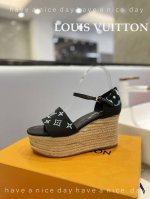 价格： LOUIS Vuitton 走秀款厚底凉鞋 香港原版购入一比一开模 今年的款式比去年增加了老花原素 显得更为大牌 牛仔布面款 内里垫脚全羊皮 水台原版麻