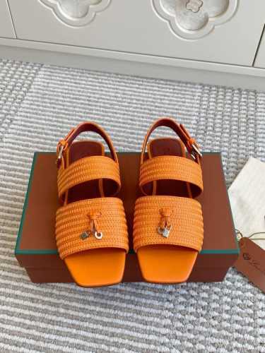 代购级 Loro Piana Lp Sprightly Charms系列凉拖鞋 罗马凉鞋 Sprightly Charms 凉鞋 以方形鞋头和鞋跟展现全新创意，