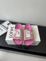 Loewe 罗意威 25Ss春夏新款 情侣款 博肯拖鞋 真的一鞋难求 真的超级好看 姐妹们给我冲 博肯拖鞋 皮革绒面双扣时尚休闲平底鞋 牛皮绒面革质地柔软搭配可