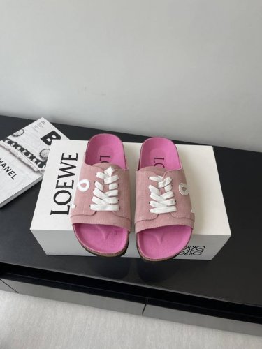 Loewe 罗意威 25Ss春夏新款 情侣款 博肯拖鞋 真的一鞋难求 真的超级好看 姐妹们给我冲 博肯拖鞋 皮革绒面双扣时尚休闲平底鞋 牛皮绒面革质地柔软搭配可