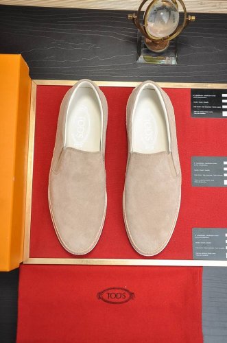 出厂价P 商品商标：Tods 托德斯 豆豆鞋 正码码数: 38-45 45定制不退换 商品材料：精选 头层小牛皮鞋面+进牛皮鞋垫。强烈立体视觉效果，原版橡胶大底
