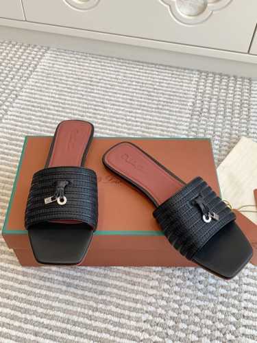 批 代购级 Loro Piana Lp Sprightly Charms系列凉拖鞋 凉鞋 Sprightly Charms 凉鞋 以方形鞋头和鞋跟展现全新创意，