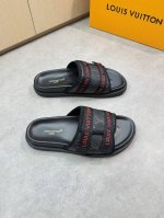 louis Vuitton 路易威登 -高端品质 原单休闲凉拖鞋 -鞋面：品牌图腾Pvc、品牌Logo织带、车包边工艺、魔术贴 -内里：环保皮 -大底：超轻Tp