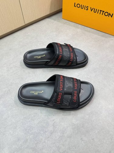 louis Vuitton 路易威登 -高端品质 原单休闲凉拖鞋 -鞋面：品牌图腾Pvc、品牌Logo织带、车包边工艺、魔术贴 -内里：环保皮 -大底：超轻Tp