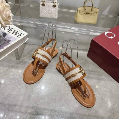 8023-2 棕布 35-43 这款女士夹趾凉鞋搭配饰经典马衔扣细节金色调配件，彰显品牌传承。采用精致绒面材质打造，设计优雅而不失随性，是温暖季节的理想单品。
